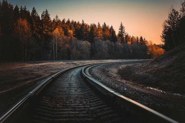 vettä ja taustalla vuoristoa