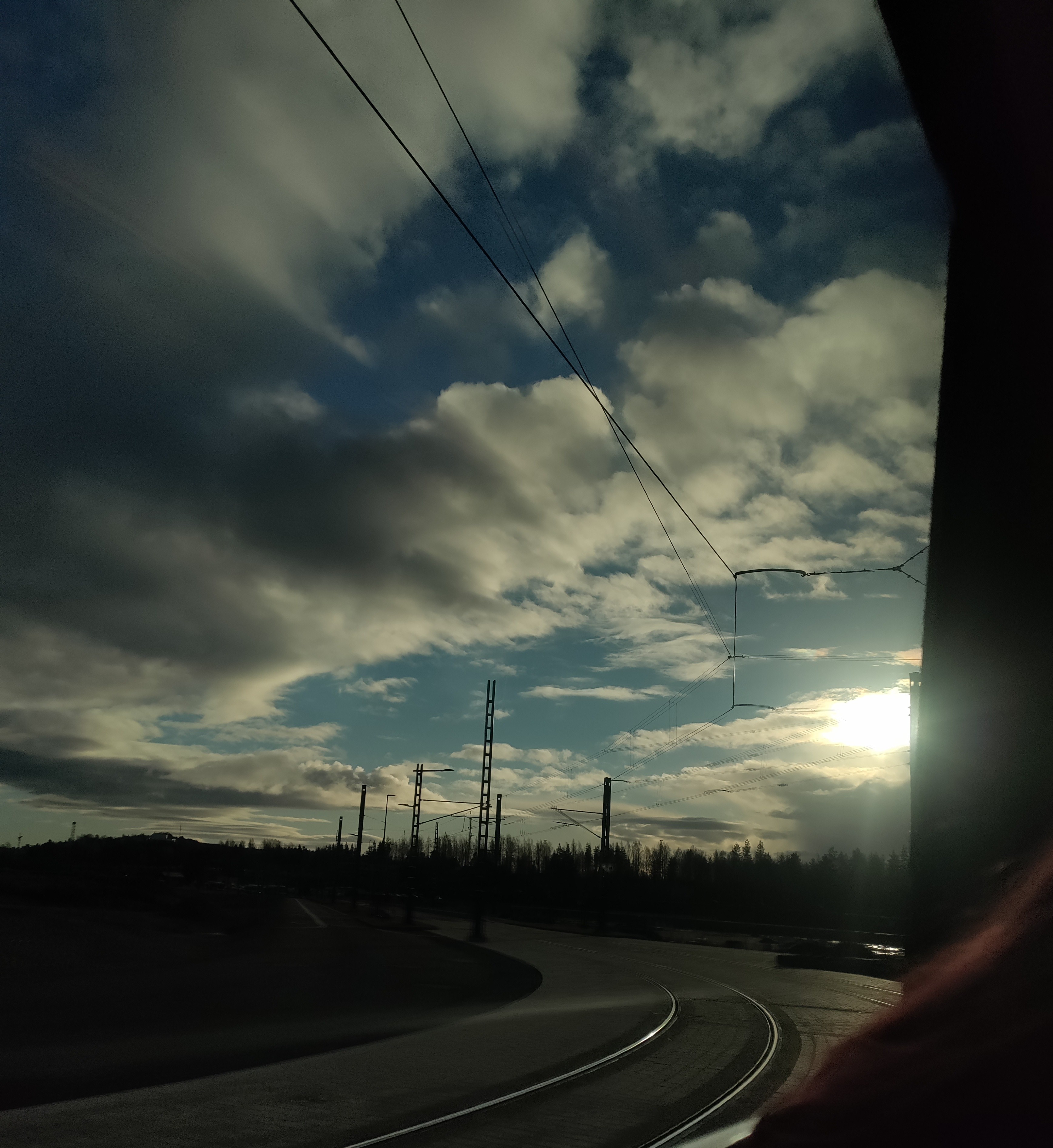aurinko, jossa näkyy pilviä taustalla