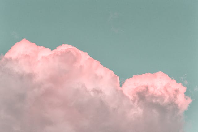 pinkkiä pilviä, turkoosi taivas