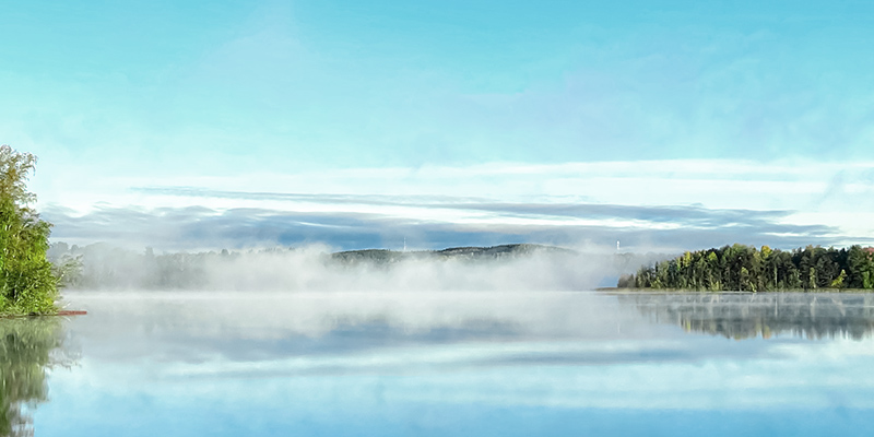 Usvaa Tohlopinjärvellä aaumuauringossa